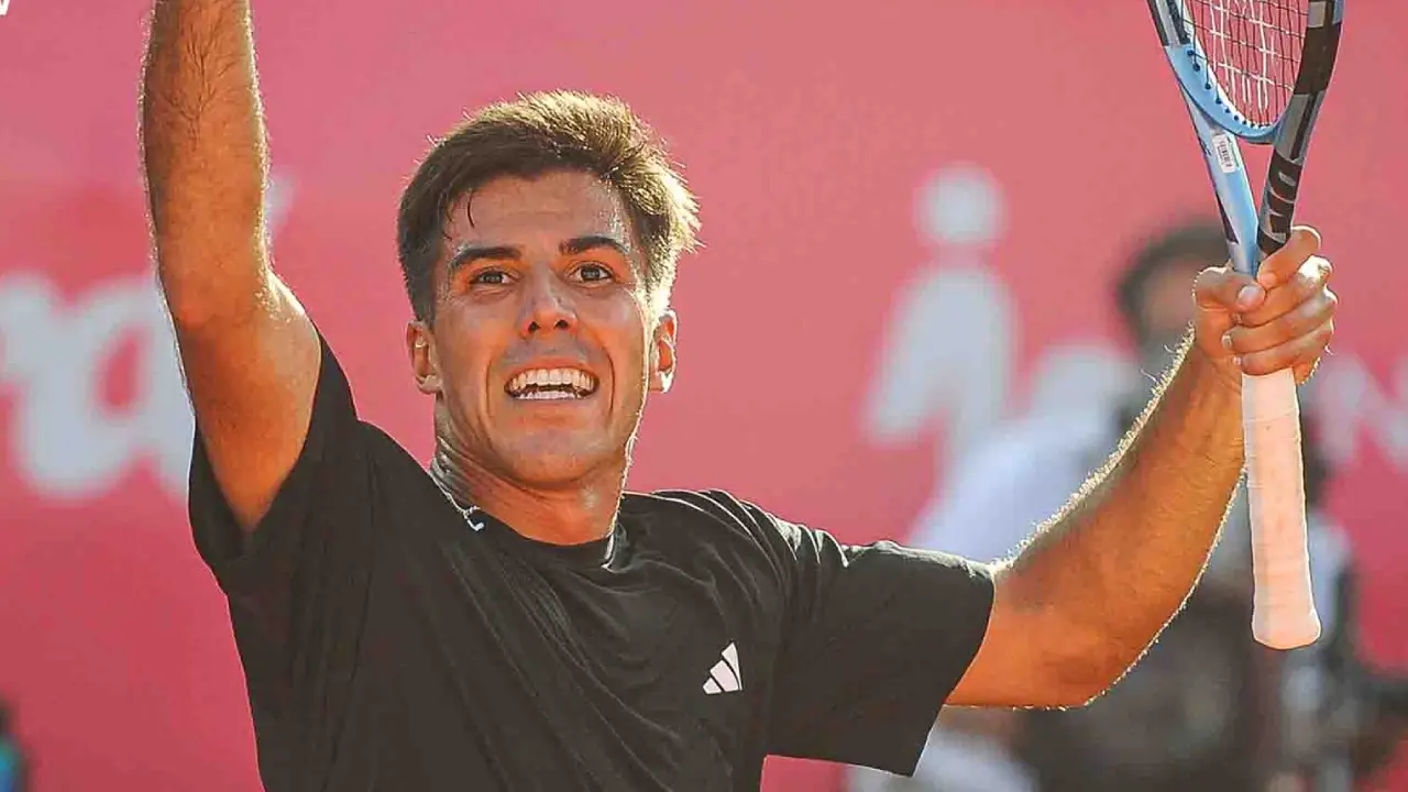Tiago Torres in action before his Tiago Torres vs Hugo Gaston Estoril quarterfinal